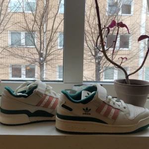 Adidas forum 84 low  - Säljer mina adidas forum pga att de är för små för mig. använda väldigt få ggr (Max 3) fint skicka. Orginalboxen finns kvar. Helt slutsålda på adidas.se