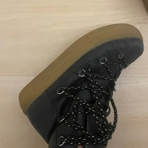 Vinterskor från other stories  - Jättefina vinterskor från Other stories köpta för ungefär 1450 har jag för mig. Fina men använda kanske 10 gånger då de är lite små för mig! Som man ser på sista bilden har de längst ut på sko snöret gått av på en av de, inget som märks.