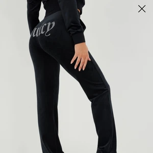 Juicy couture - Använt fåtal gånger så i ett super skick alla diamanter kvar! Xs passar även S, skriv om ni vill ha egna bilder!