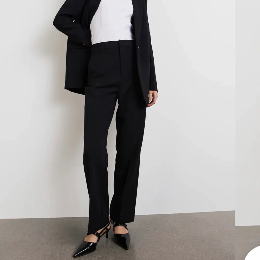 Jag tänkte sälja mina svarta kostymbyxor från Gina Tricot, byxorna är raka i modellen och sitter fint över skon⭐️⭐️ kostymbyxorna är använda ett fåtal gånger och de är i storlek 36. Kostymer.