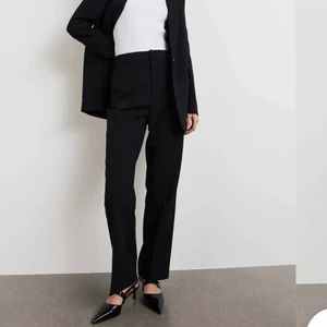 Gina Tricot  - Jag tänkte sälja mina svarta kostymbyxor från Gina Tricot, byxorna är raka i modellen och sitter fint över skon⭐️⭐️ kostymbyxorna är använda ett fåtal gånger och de är i storlek 36