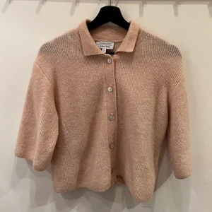 Stickad kofta från &otherstories - Supersöt rosa stickad kofta från &otherstories. XS. Sparsamt använd och i mycket gott skick! Skön att ha på sig! 