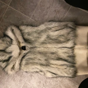 Päls väst från Sisters point Stl S - Päls väst från Sisters point Stl S. Ej äkta päls. Kommer inte till användning. Sömnen inne i luvan har gått upp se sista bild men inget som påverkar eller syns. Lätt att laga genom att sy igen hålet. 