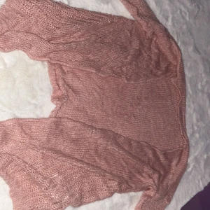 Rosa stickad kofta - Stickad och i ganska bra skick, 80 cm lång, 65 cm lång i armen