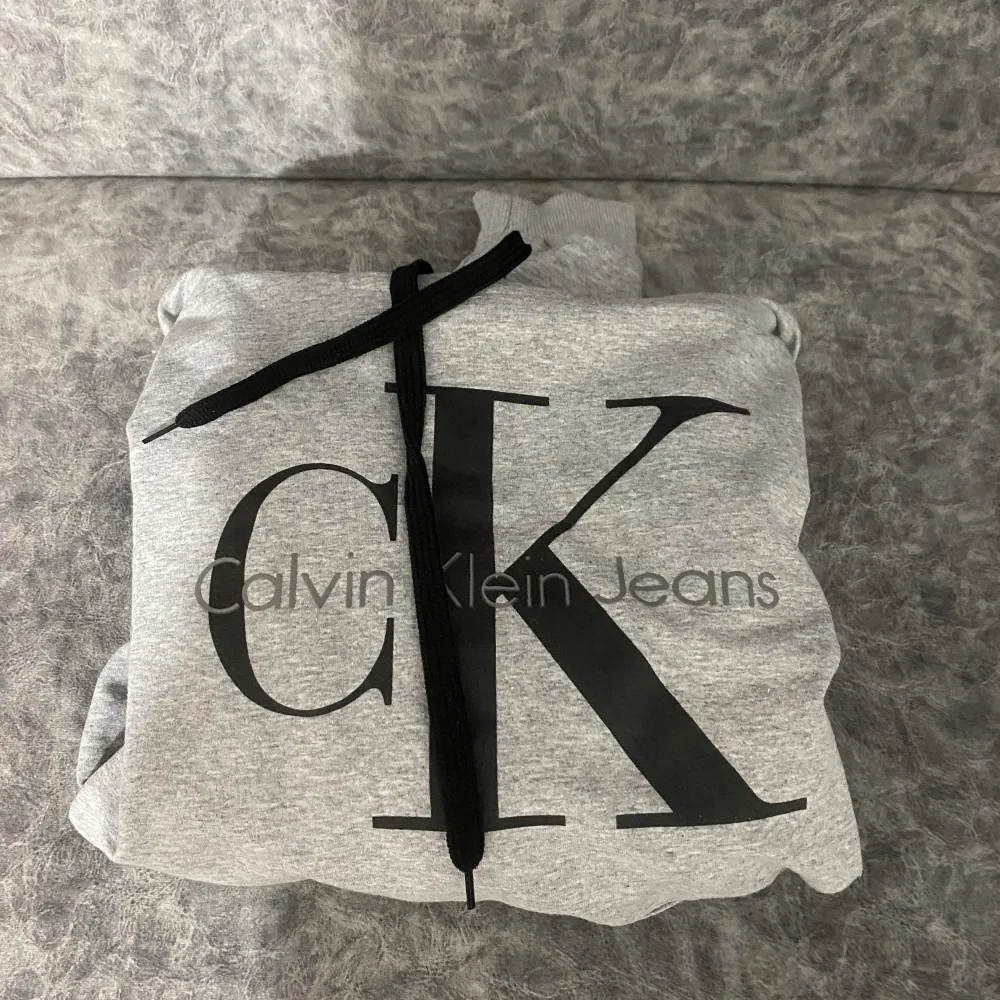 En Grå Calvin Klein Hoodie som bara är använd ett par gånger. Nyskick och absolut inget fel med den. Säljer för att den inte kommer till användning. Nypris ca 900kr. . Neuletakit & Villapaidat.