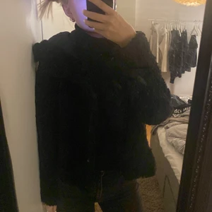 Pälsjacka med luva  - Säljer denna, ganska använd men syns inte alls ❤️