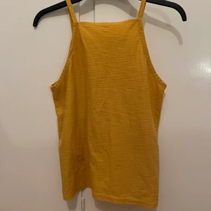 Gult linne  - Gult linne från Urban Outfitters. Använt sparsamt och i fint skick. Superfin som den är, men också jättefin att stoppa in i byxor eller kjol.