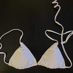 Bikiniöverdelar 👙 - Två stycken bikiniöverdelar. 💗🤍 Den rosa är ifrån stadium i storlek 34. Den vita är från shein i storlek S. Aldrig använda! Köparen står för frakten😊 