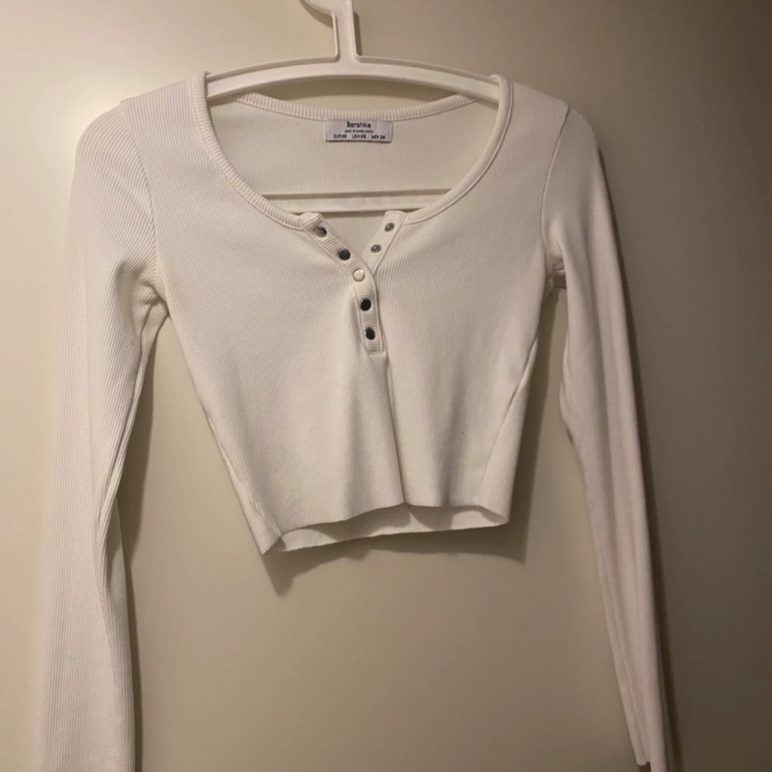 Vit långärmad tröja med knappar - 90