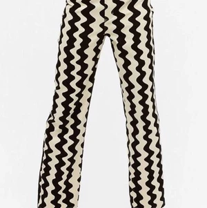 Monki squiggle jeans! - Snygga Monki jeans i mönstret squiggle!! Sparsamt använda! Storlek 36