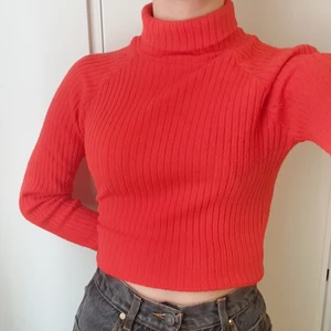 Röd polotröja - Ribbad röd turtleneck i strl XS (passar S också). Skriv om du har frågor :-)