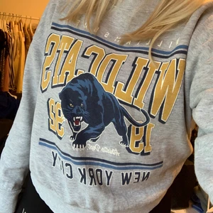 Collegetröja i stl xs - En grå collegetröja med tryck från Gina Tricot i storlek XS. Fortfarande i väldigt bra skick.