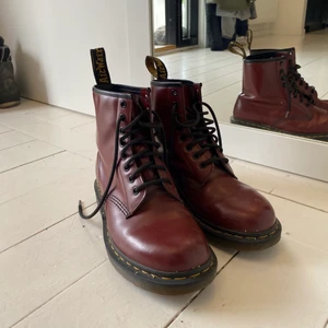 Skor  - Vinröda Dr Martins 🤩