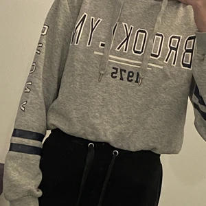 Grå HM hoodie - En grå hoodie med en lite kroppad modell 😊