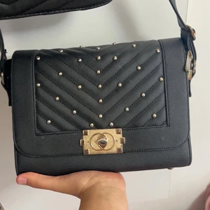 Svart väska - Väska riktigt fin ganska så ny intresserad hör av er!