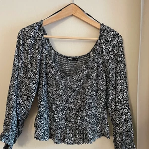 Bikbok  - En blommig blus från bikbok i mycket fint skick. 