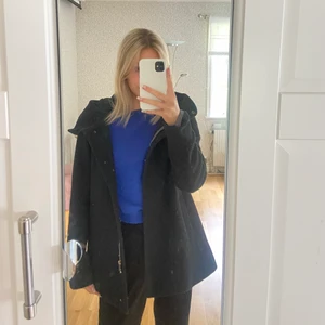 Svart kappa - Säljer en svart kappa som är använd max 3 gånger! Jätte varm och skön nu till hösten🤎🤎 köpt för 600kr, köparen står för frakten!✨