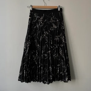 Plisserad långkjol  - Supergullig kjol från H&M som jag tyvärr inte använt tillräckligt! Storlek 34 men passar mig som har 36 :)