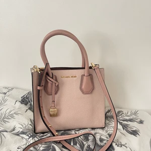  Michael kors väska  - Säljer min Michael kors väska som äkta och som är köpt från 2 år sedan, jag har inte använt den så den är helt oanvänd. Jag köpte väskan för 2500kr och säljer den för 1000kr  men priset kan ändå diskuteras. Dessutom tyvärr så har jag tappat bort min kvitto.  