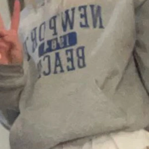 Grå hoodie - En grå hoodie som inte är använd så ofta. Hoodien är inte jättetjock vilket jag tycker är bra för då kan man ha plagg under den utan att bli för varm. 