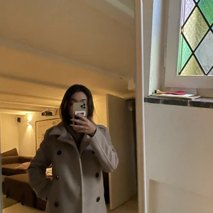 Höst jacka  - Jättefin jacka ifrån H&M i en beige färg. Jackan går att stänga och att ha öppen, jackan är även väldigt bekväm och varm. Skulle inte använda den till vintern men nu är den perfekt. Pris går alltid att diskutera 