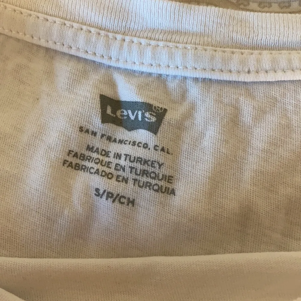Säljer en Levis tröja i storlek s som är använd några gånger men inte några direkta synliga tecken på användning förutom den pyttelilla pricken på tröjan som inte är märkvärdig. ( kanske går bort i tvätten) skriv för mer info!. T-shirts.