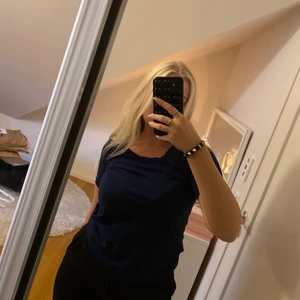 Tshirt - Marinblå tshirt från gina tricot, storlek xs. Frakt ingår i priset