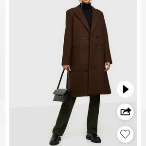 Kappa - Säljer en rödbrun kappa från Nelly! Köpt förra vintern och använd ett fåtal gånger! Bra skick