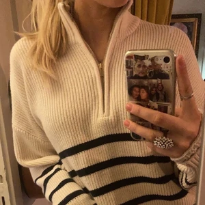 Jätte fin stickad zip tröja - En jätte fin och populär mysig stickad zipp tröja som tyvär int kommer till användning då jag har två nästan likadana, endast använd 1 gång så den är i bra skick. Den är från Lindex Holly & white 