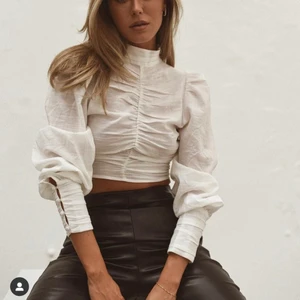 Blus - Säljer min vita blus från nelly (biancas kollektion). Bara använt den en gång. Storlek 38⚡️⚡️⚡️