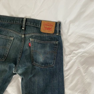 Levis jeans - Säljer mina Levis jeans i en jättefin och cool wash 💕💕💕midjemått ca 79 cm