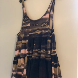 One Teaspoon klänning - Svart, mossgrön och rosa-spräcklig klänning. Mått: längd: 76cm, bredd: 47cm