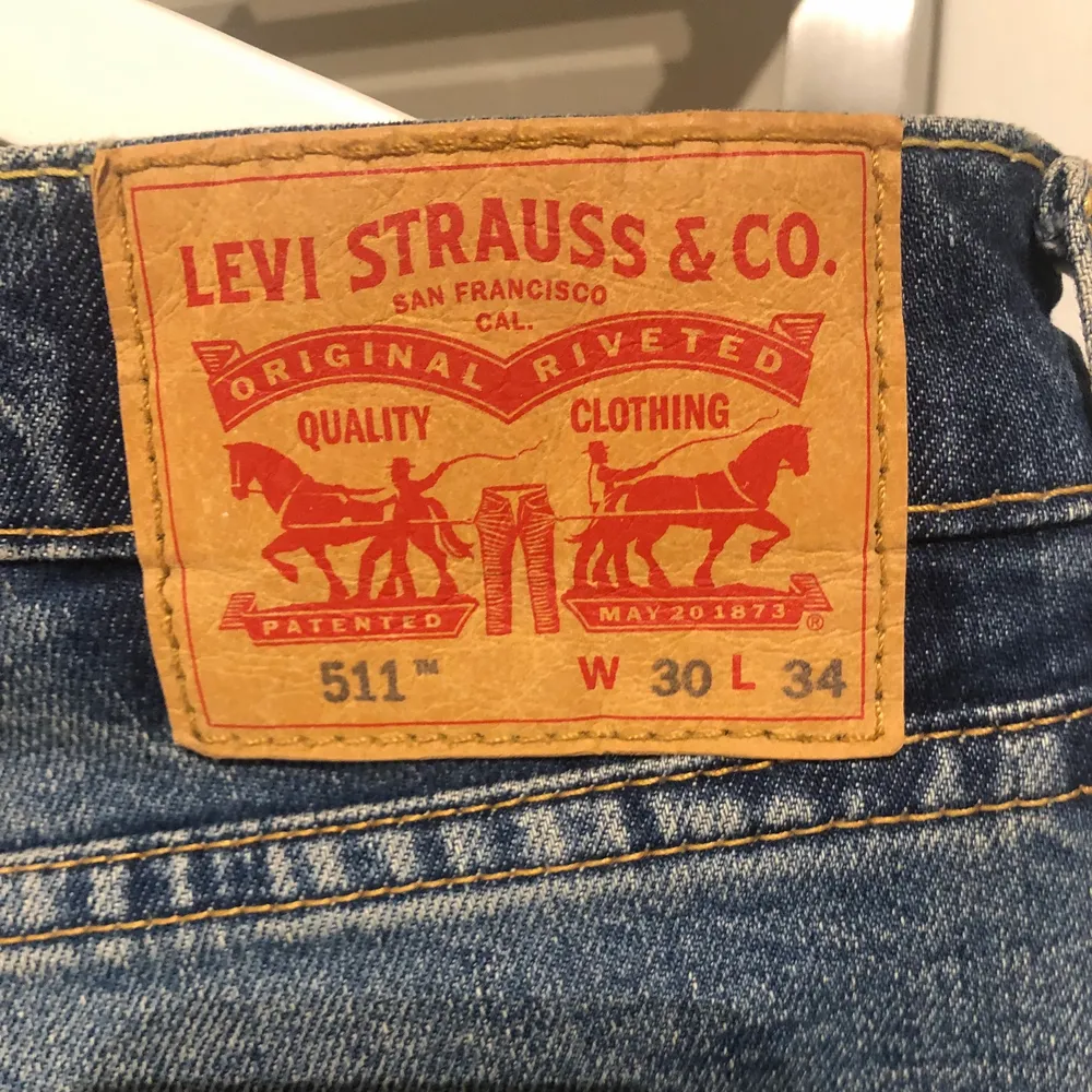 Säljer ett par Levis 511:or i storlek 30/34. Använda ett fåtal gånger och i nyskick. Stretch i byxorna så väldigt sköna. Mötes upp i centrala Linköping eller så postas byxorna. Vid det senare alternativet står köparen för frakten. . Jeans & Byxor.
