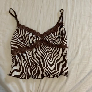 Zebra topp - Brun zebratopp från Shein, frakt 24kr💕 Säljer nu en massa billiga plagg på min sida och samfraktar såklart😊
