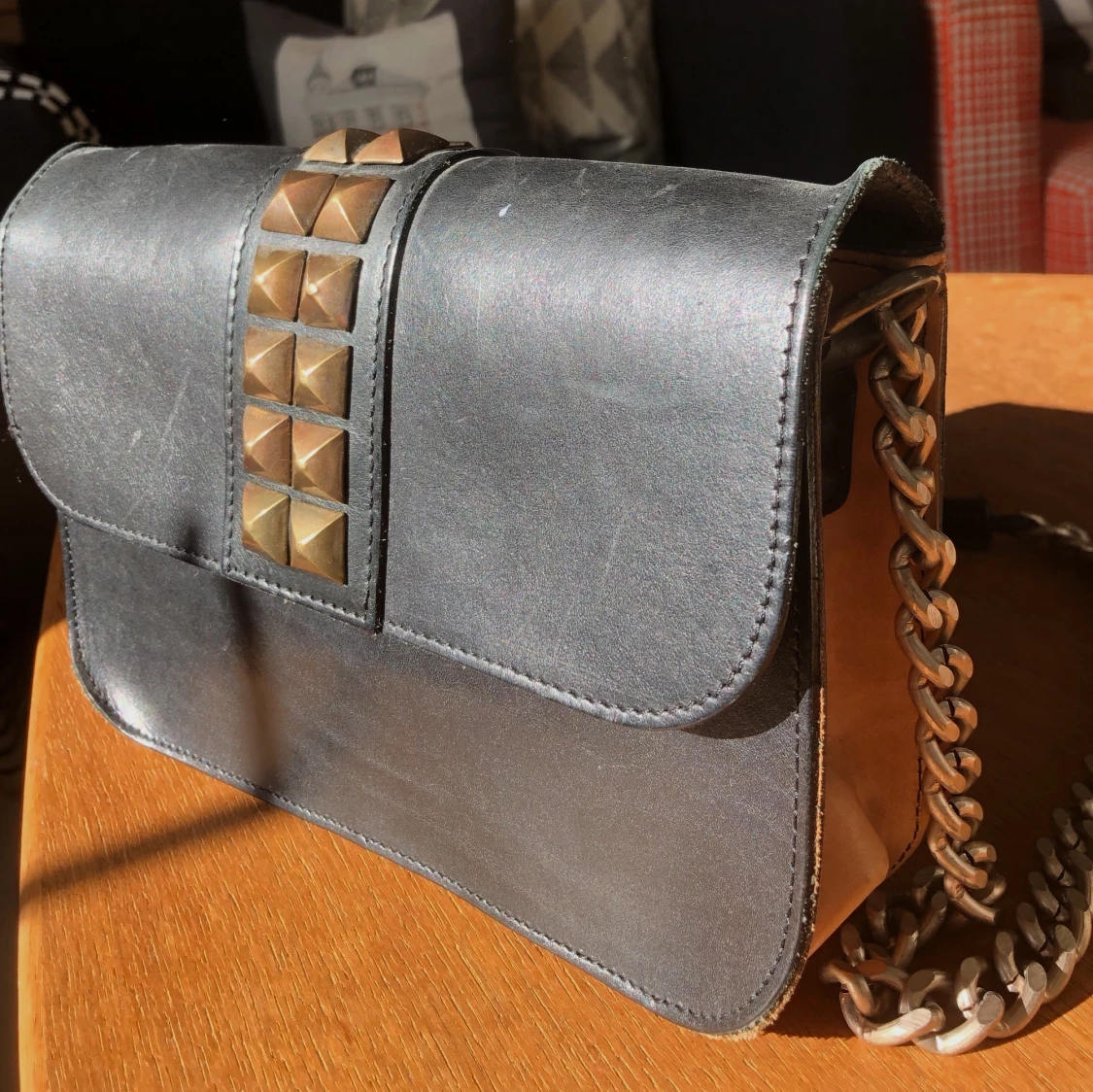 Snygg handväska med nitar - 90