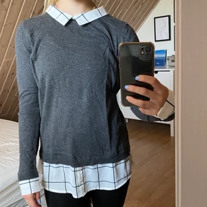 Blus med skjorta - Grå tröja med skjorta under (fastsydd). Nyskick! Pris kan alltid diskuteras! Kan frakta och då står köparen för frakten, alternativt mötas upp Hör av er vid frågor!!💞💞
