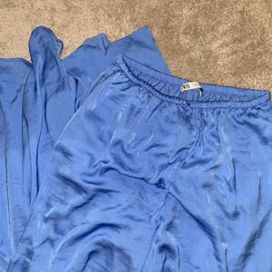 Blå ”PYAMASBYXOR”  - Säljer mina blå ”pyamasbyxor” från zara!! De är verkligen supersköna men har tyvärr inte kommit till användning☺️☺️☺️. Hör av dig vid intresse för fler bilder 💖💖💖💖 köparen står för frakt . 