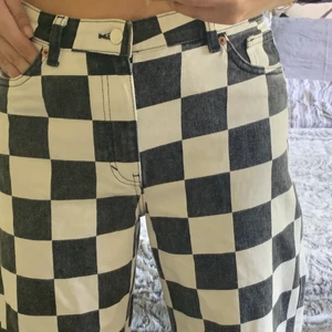 Rutiga jeans från monki - Jeans från monki i storlek 29, modellen Yoko mid , 100% bomull, aldrig använda.