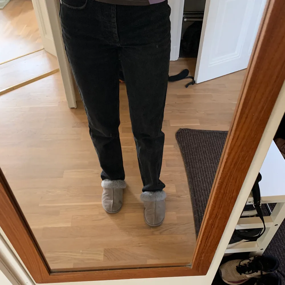 Svarta jeans straight midrise från zara. Jättebra skick. Storlek xs men lite stora i storleken så passar mer 36. Jeans & Byxor.