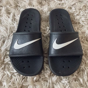 Badtoffla stl 37, Nike - Badtoffla stl 37, från Nike. Okej skick.