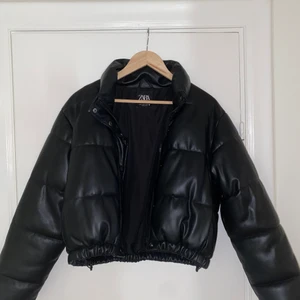 Zara jacka - Säljer min fina zara jacka. Jackan är svart och materialet är skinimitation. Fint skick, en perfekt vinterjacka💗 skriv privat för fler bilder eller vid intresse. Priset kan diskuteras💗 ordinarie pris: 699kr
