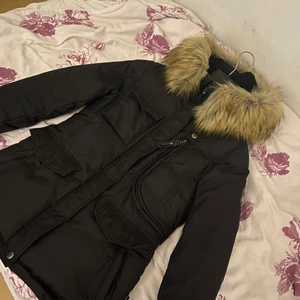 Hollister vinterjacka  - En snygg och bekväm vinterjacka, användt ett par gånger men som just nu är liten för mig