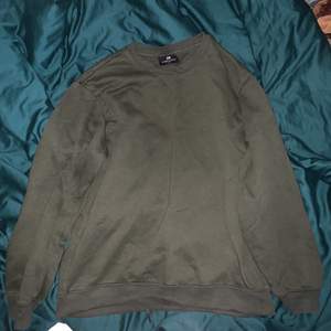Mörkgrön sweatshirt från h&m, det sitter ett skosnöre i tröjans söm som man kan knyta på insidan! Det gör att den kan sitta bättre om inte vara så lång👍