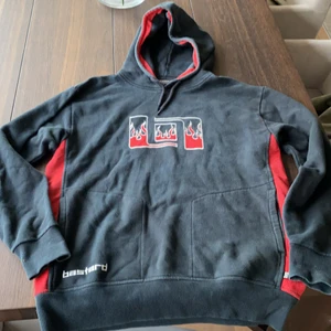 Bastard hoodie tröja  - Bastard hoodie tröja herr….men också tjejer 😉😉😉😉 storlek XL ❤️🖤❤️🖤❤️🖤❤️🤟🤟🤟🤟🤟🤟