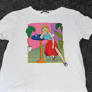 T-shirt  - En verkligen as cool t-shirt!! Säljer p.g.a den är för lite. Köpt från zara för typ 1 år sedan, men den är inte använd mycket alls! Det är M men den är liten i storlek så skulle säga att den sitter som en S