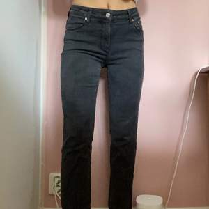 Mörkgrå jeans från mango i storlek 36, modell straight. Frakt tillkommer. Jag är 163cm 