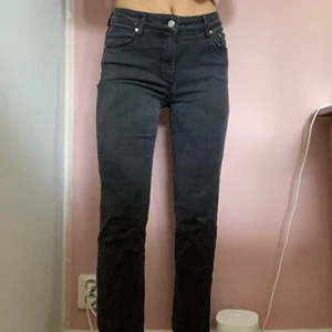Mörkgrå jeans från Mango - Mörkgrå jeans från mango i storlek 36, modell straight. Frakt tillkommer. Jag är 163cm 