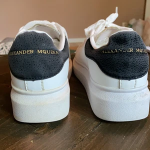 Alexander mqueen  - Sneakers från Alexander mqueen. Storlek 37. Nypris 4500. Säljs i befintligt skick (ena skosnöret är lite trasigt men stoppar man ner ser så syns det inte). Hämtas i Hägersten eller skickas med posten mot att köparen står för frakten 