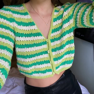 Virkad topp/kofta - Säljer denna fina virkade topp/kofta från Zara då jag inte fått någon användning för den💗🌈  helt oanvänd! Skickas med spårbar frakt💛😁 (lägger ut igen pga oseriös köpare)