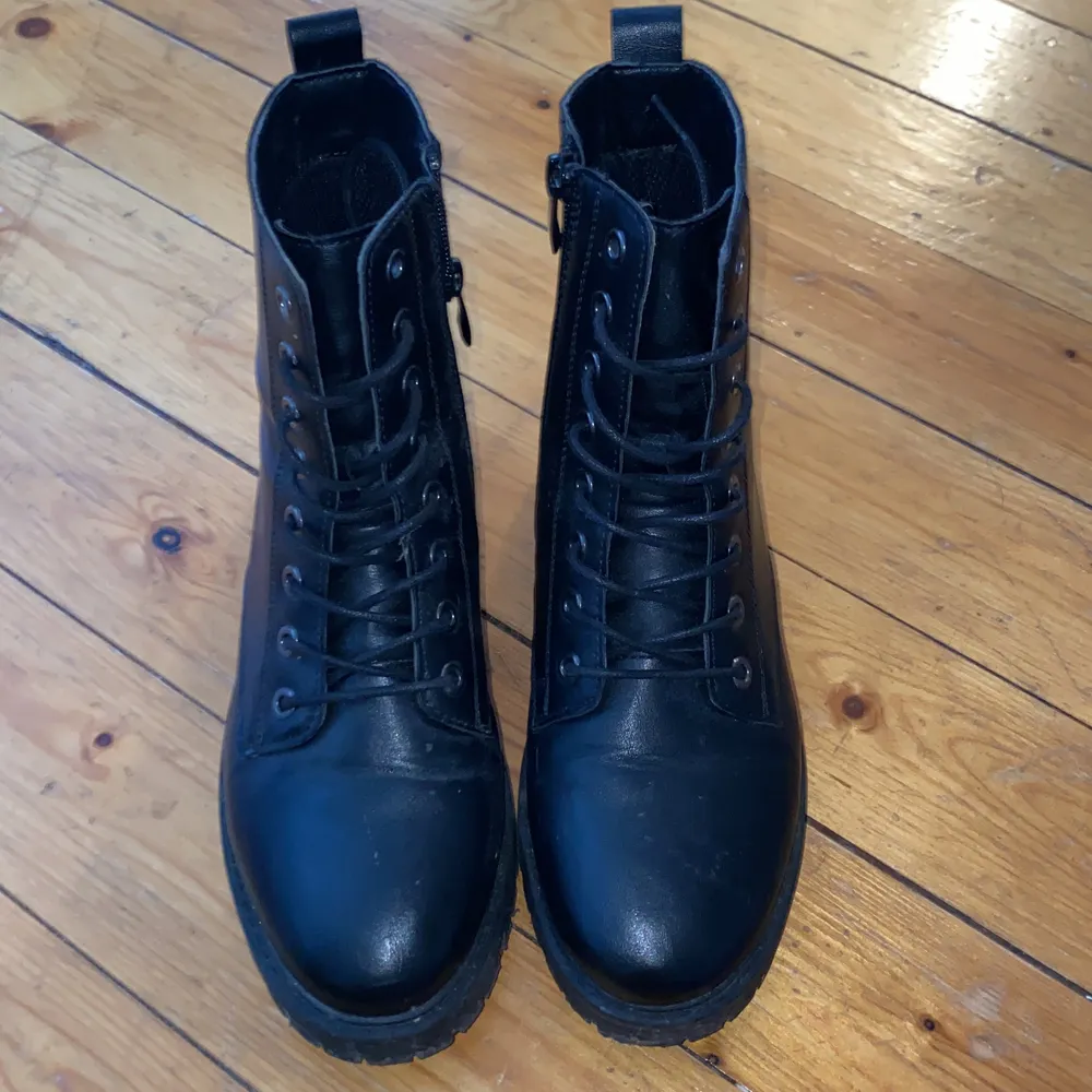 Skit snygga boots från Din sko i storlek 38. Använda fåtal gånger så är i superfint skick, förutom att dom är lite smutsiga på undersidan ☺️. Skor.